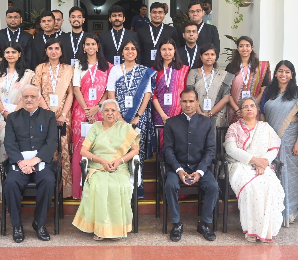 16 probationary trainee officers of Indian Administrative Service, 2023 batch met the Governor