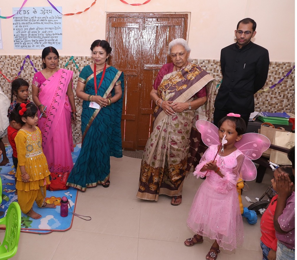 The Governor inspected the Anganwadi center of primary school Rawat Pathshala of Gorakhpur.