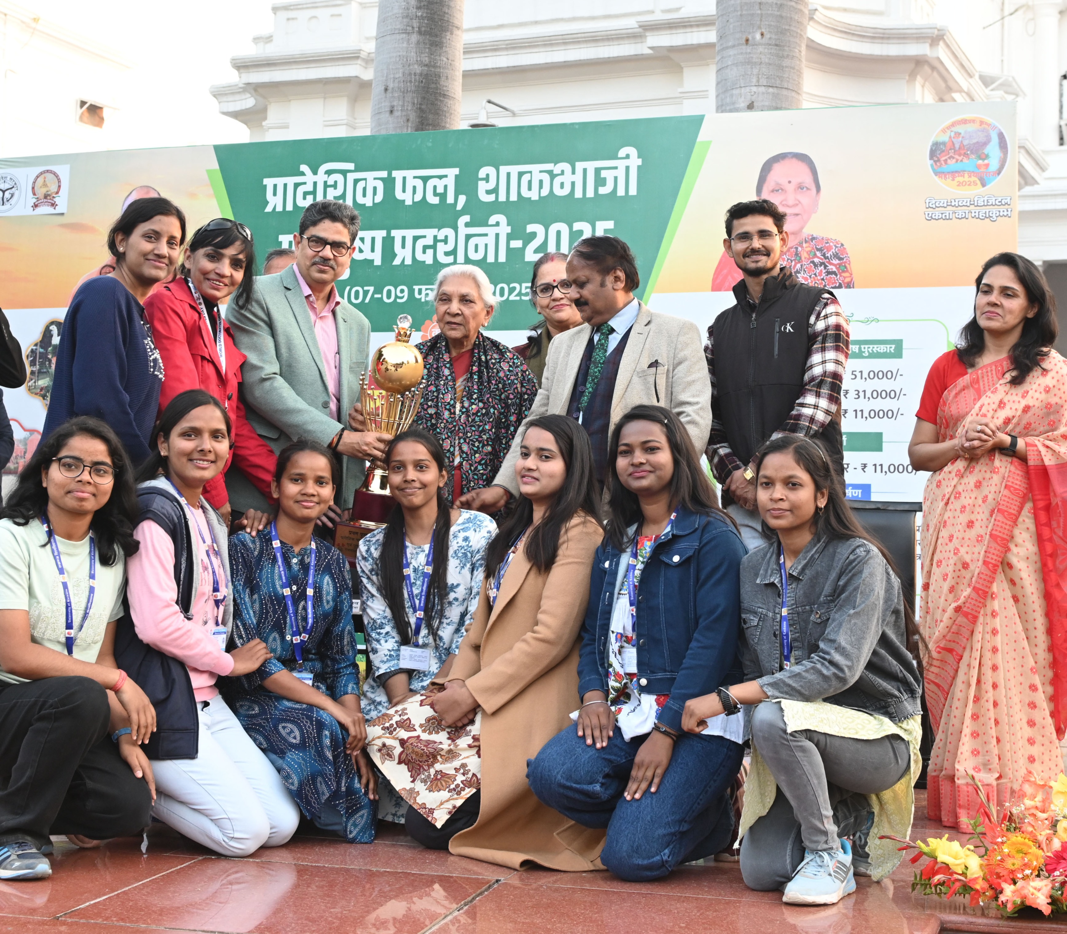 The Governor honoured the winners of the regional fruit, vegetable and flower exhibition organised at Raj Bhawan by giving them prizes