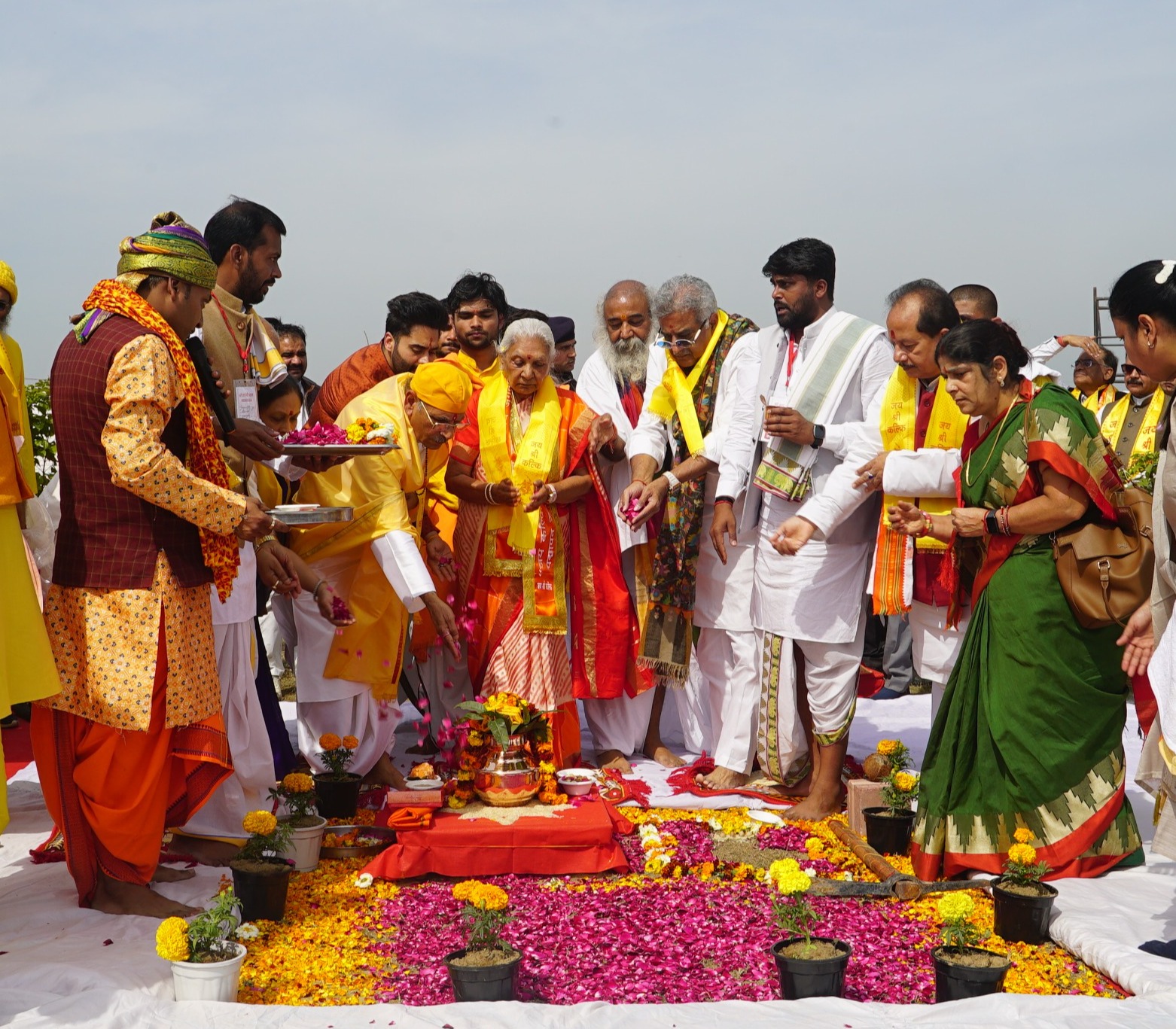 The Governor participated in the foundation day program of Kalki Dham Anchoda Kamboh of Asmoli development block