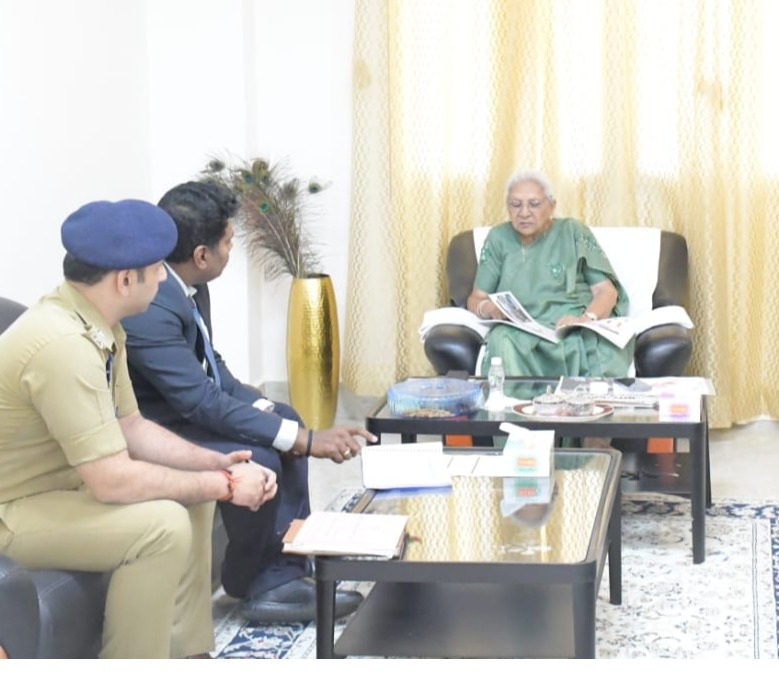 Under the chairmanship of the Governor, the work of various departments was reviewed in an important meeting at Siddharth University, Kapilvastu.