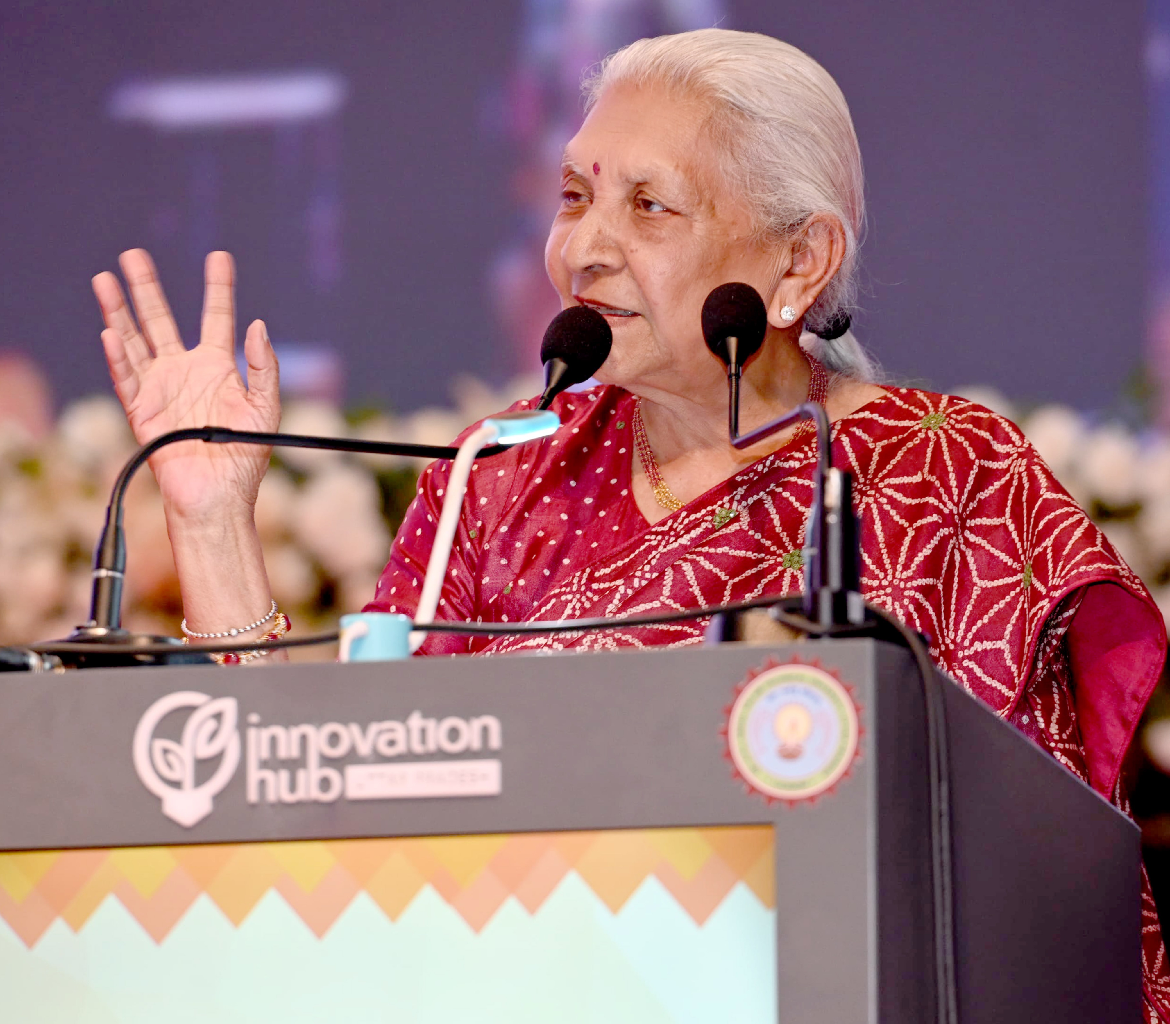 माननीय उपराष्ट्रपति द्वारा राज्यपाल जी के जीवन वृत्तांत पर आधारित पुस्तक ‘‘चुनौतियां मुझे पसंद हैं’’ का हुआ विमोचन 