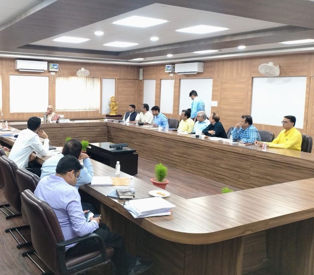 राज्यपाल ने डॉ. राम मनोहर लोहिया अवध विश्वविद्यालय में चल रही परियोजनाओं को लेकर अधिकारियों के साथ की समीक्षा बैठक 