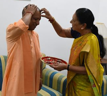 Chief Minister met the Governor on Raksha bandhan