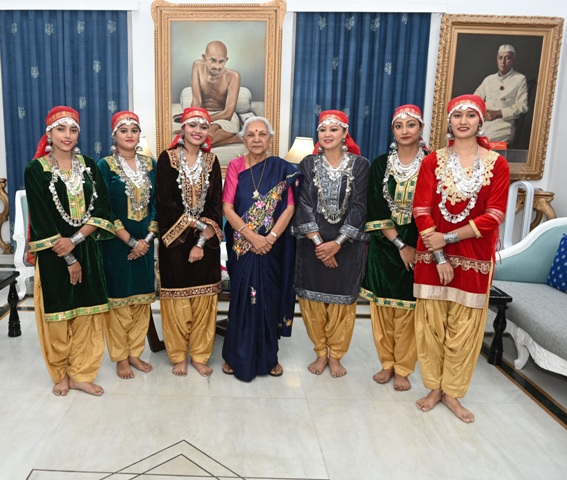 Folk artist from Jammu and Kashmir at the press preview for the Republic  Day Tableaux, in New Delhi on Friday 22 Jan 2010 | Indian designer outfits,  Kashmir, Jammu and kashmir