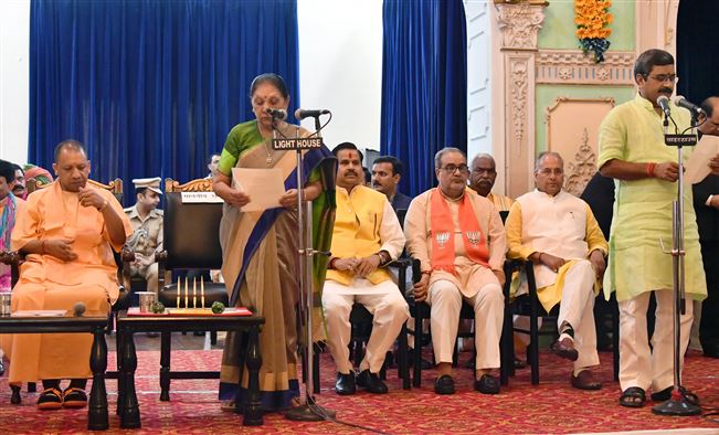 Swearing-in ceremony of ministers at Raj Bhavan/राजभवन में मंत्रियों का शपथ ग्रहण समारोह