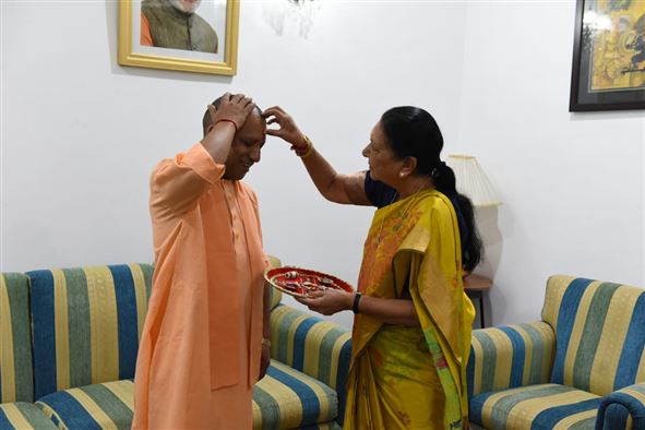 Chief Minister met the Governor on Raksha bandhan/मुख्यमंत्री ने रक्षाबंधन पर राज्यपाल से मुलाकात की