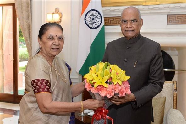 Governor Anandiben Patel met the President/राष्ट्रपति से मिलीं राज्यपाल आनंदीबेन पटेल