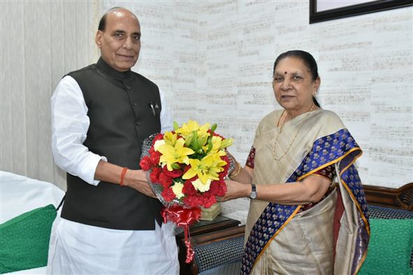 Governor Anandiben Patel met the Union Defense Minister/केन्द्रीय रक्षा मंत्री से मिलीं राज्यपाल आनंदीबेन पटेल