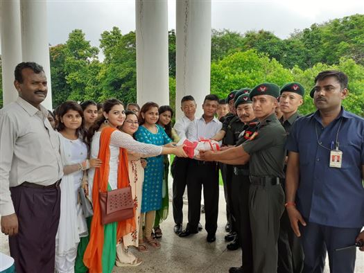 Raj Bhavan&apos;s children tie rakhi to soldiers at army headquarters/सैनिकों को राखी बांधते राजभवन के बच्चे आर्मी हेडक्वार्टर पर