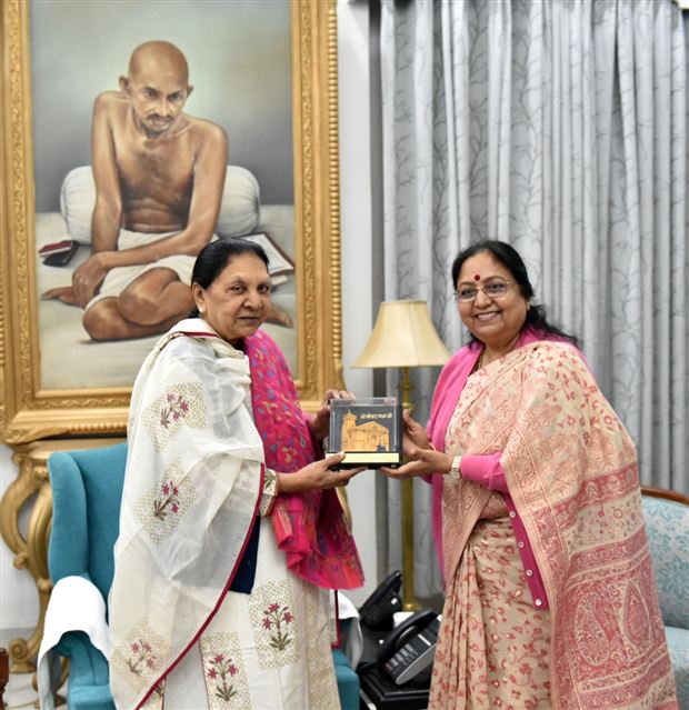 Governor of Uttarakhand Smt Baby Rani Maurya met the Governor of Uttar Pradesh/उत्तराखंड की माननीय राज्यपाल श्रीमती बेबी रानी मौर्या ने राजभवन में उत्तर प्रदेश की माननीय राज्यपाल से शिष्टाचार भेंट की