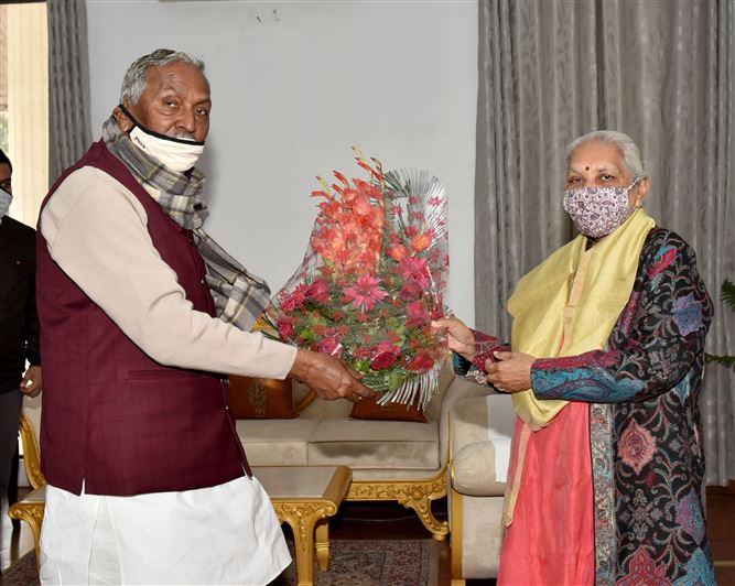 Bihar Governor, Shri Phagu Singh Chauhan met Smt. Anandiben Patel, Governor of UP at Raj Bhavan / उ0प्र0 की राज्यपाल श्रीमती आनंदीबेन पटेल से राजभवन में बिहार के राज्यपाल, श्री फागू सिंह चौहान ने भेंट की।