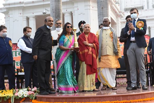 The Governor honored the winners of flower show/राज्यपाल ने पुष्प प्रदर्शनी के विजेताओं को पुरस्कार प्रदान कर सम्मानित किया