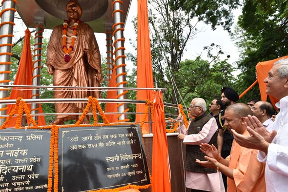 The unveiling of statue of Swami Vivekananda in Raj Bhavan/राजभवन में स्वामी विवेकानन्द की मूर्ति का अनावरण