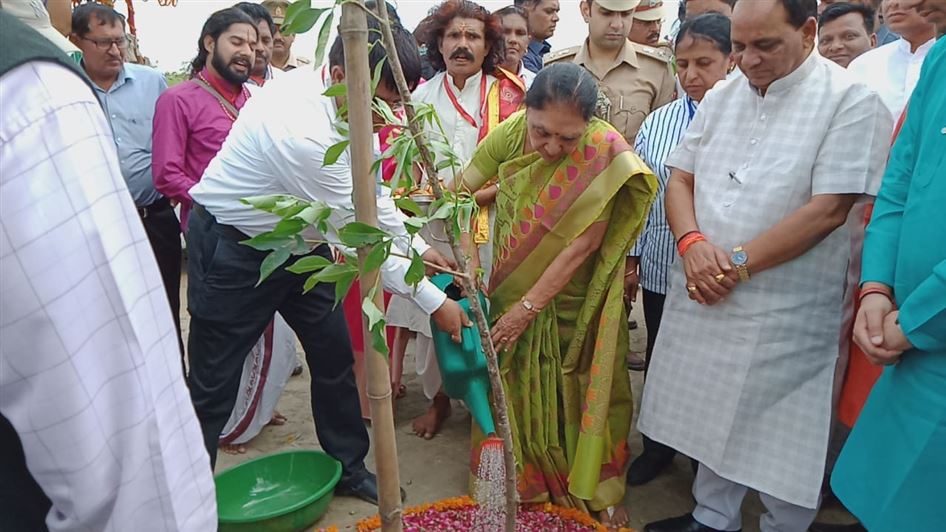 Governor inaugurated tree plantation Mahakumbh by planting a sapling in Kasganj/राज्यपाल ने कासगंज में पौधा रोपित कर किया वृक्षारोपण महाकुंभ का शुभारम्भ 