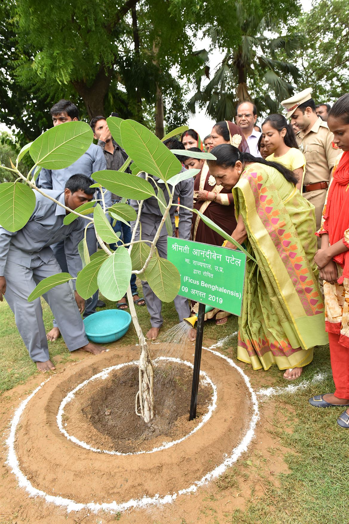 Children of officers and employees of Raj Bhavan planted saplings along with the Governor/राज्यपाल संग राजभवन के बच्चों ने पौधे लगाये 