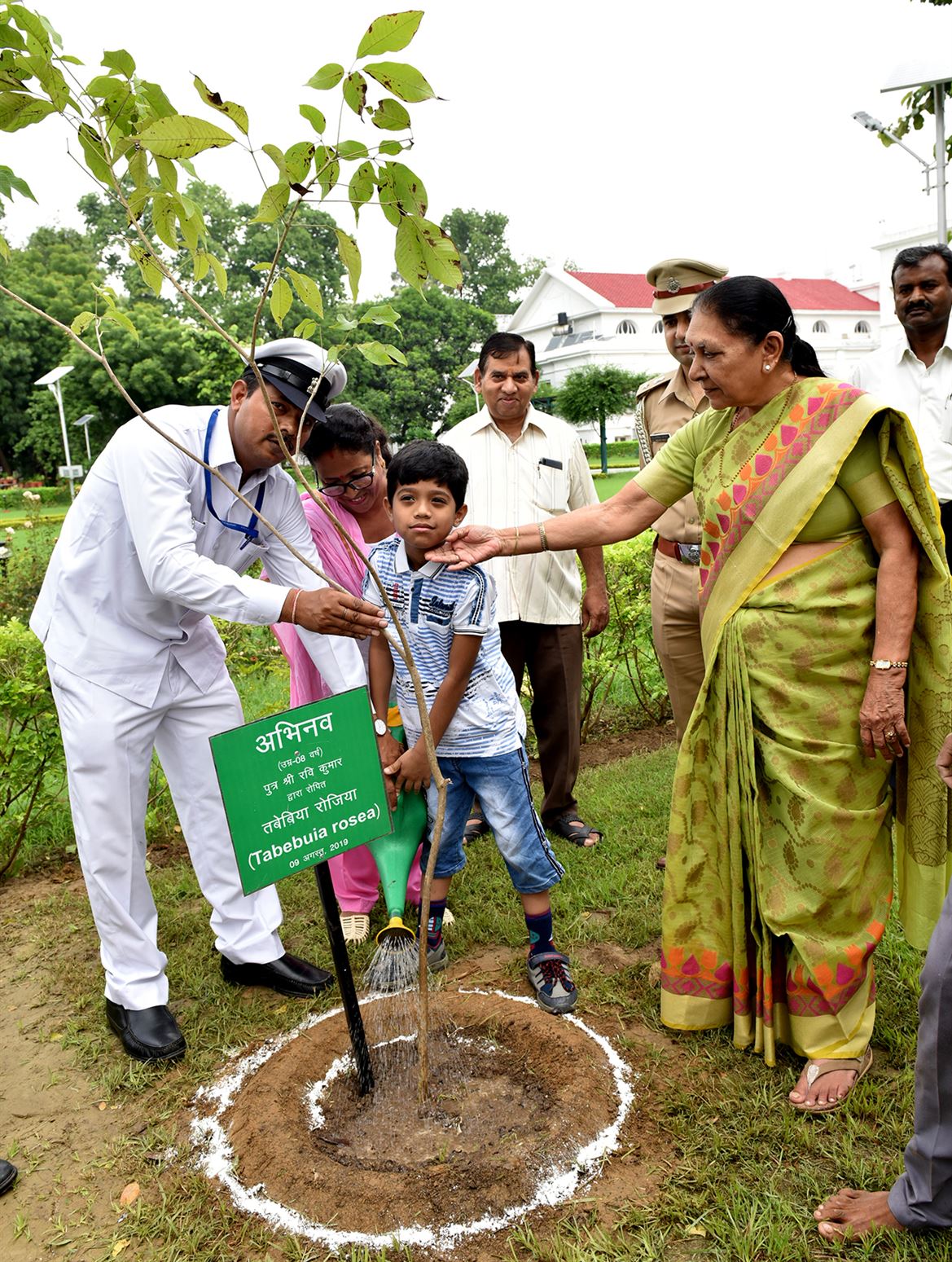 Children of officers and employees of Raj Bhavan planted saplings along with the Governor/राज्यपाल संग राजभवन के बच्चों ने पौधे लगाये 