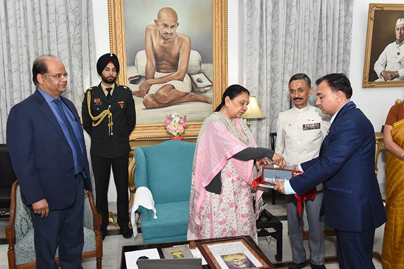 The Governor presented with a flag on the occasion of Armed Forces Flag Day./राज्यपाल को सशस्त्र सेना झण्डा दिवस के अवसर पर झण्डा लगाया