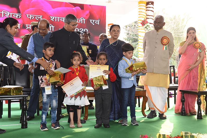 The Governor conferred the award and felicitated the winners of Flower Show./राज्यपाल ने पुष्प प्रदर्शनी के विजेताओं को पुरस्कार प्रदान कर सम्मानित किया
