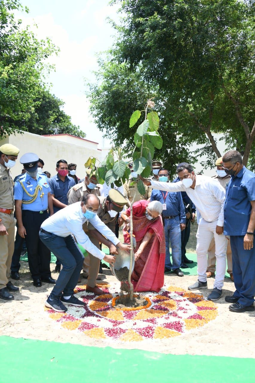 The Governor took part in Godh Bharai and Annaprashana programs in Varanasi./राज्यपाल ने वाराणसी में गोद भराई तथा अन्नप्रासन कार्यक्रमों में सहभाग किया