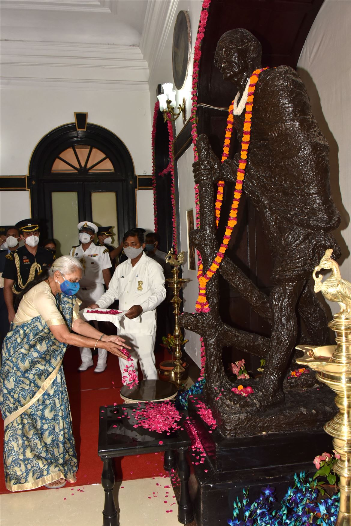 The Governor welcomes Hon. President at Raj Bhavan./राज्यपाल ने राष्ट्रपति का राजभवन में स्वागत किया