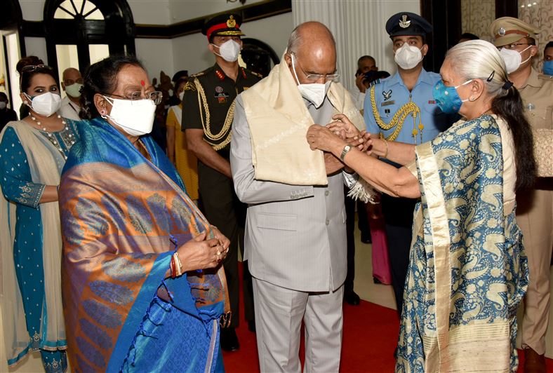 The Governor welcomes Hon. President at Raj Bhavan./राज्यपाल ने राष्ट्रपति का राजभवन में स्वागत किया
