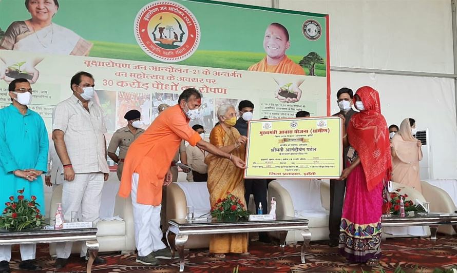 The Governor participated in plantation drive at Simardha Dam near Jhansi./राज्यपाल ने वृक्षारोपण कार्यक्रम में झाँसी के निकट सिमरधा डैम में सहभागिता की