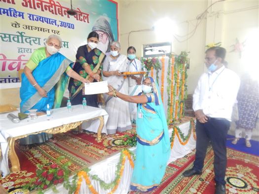 The Governor visited Krishi Vigyan Kendra, Hardoi./ राज्यपाल जी ने कृषि विज्ञान केन्द्र हरदोई का भ्रमण किया,