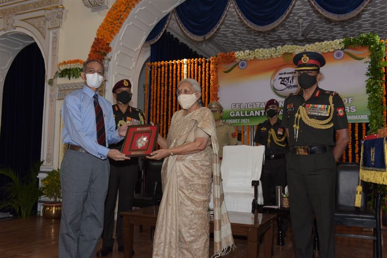 The Governor honored the soldiers with Param Vir Chakra, Mahavir Chakra, Vir Chakra, Shaurya Chakra/राज्यपाल जी ने सैनिकों को परमवीर चक्र, महावीर चक्र, वीर चक्र, शौर्य चक्र से सम्मानित किया 