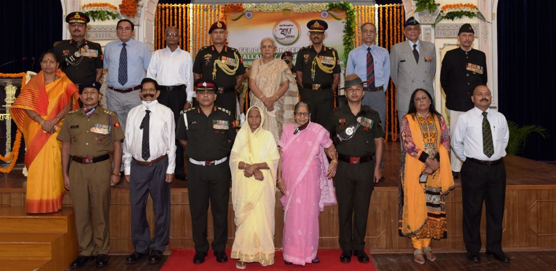 The Governor honored the soldiers with Param Vir Chakra, Mahavir Chakra, Vir Chakra, Shaurya Chakra/राज्यपाल जी ने सैनिकों को परमवीर चक्र, महावीर चक्र, वीर चक्र, शौर्य चक्र से सम्मानित किया 
