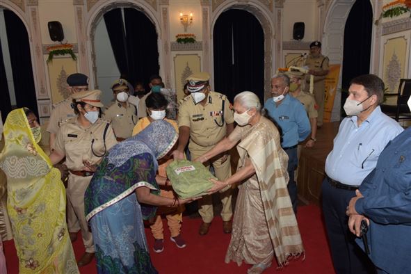 Governor gave gifts to 75 women prisoners released from Nari Bandi Niketan Jail at Raj Bhavan/राज्यपाल जी ने राजभवन में नारी बंदी निकेतन कारागार से रिहा हुई 75 महिला कैदियों को उपहार दिये