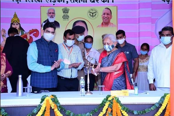 The Governor launched Poshan Abhiyaan program at Anganwadi Kendra in district Kasganj/राज्यपाल जी ने जनपद कासगंज आंगनबाड़ी केन्द्र पर पोषण अभियान कार्यक्रम का शुभारम्भ किया 