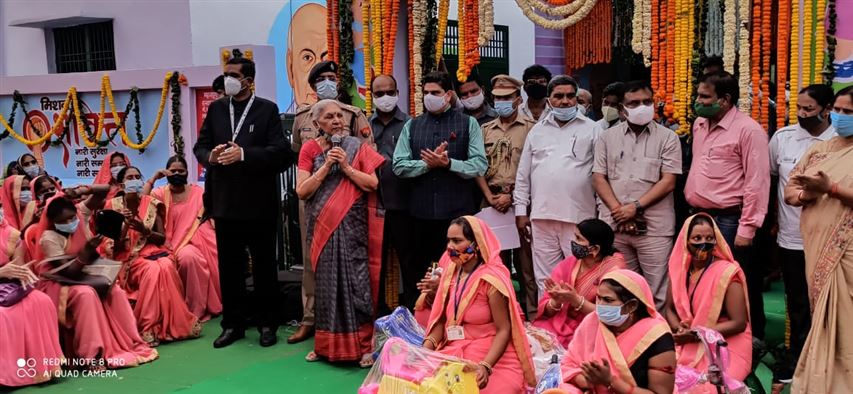 The Governor launched Poshan Abhiyaan program at Anganwadi Kendra in district Kasganj/राज्यपाल जी ने जनपद कासगंज आंगनबाड़ी केन्द्र पर पोषण अभियान कार्यक्रम का शुभारम्भ किया 