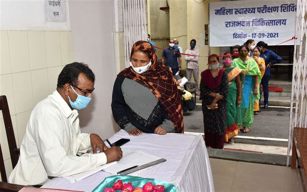 The Governor launched the Breast and Cervical Cancer Awareness Program of SGPIMS, Lucknow at Raj Bhavan./राज्यपाल जी ने राजभवन में संजय गांधी स्नातकोत्तर आयुर्विज्ञान संस्थान, लखनऊ के ब्रेस्ट व सर्वाइकल कैंसर जागरूकता कार्यक्रम का शुभारम्भ किया 