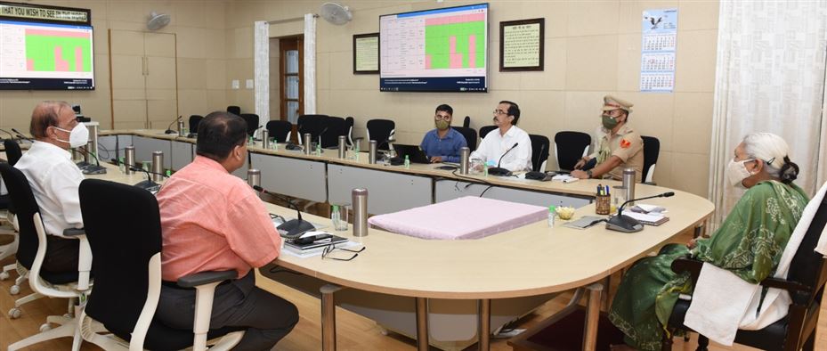The Governor witnessed the presentation of University Management Software developed by Raj Bhavan, Uttar Pradesh./राज्यपाल ने राजभवन उत्तर प्रदेश द्वारा परिकल्पित विश्वविद्यालय प्रबंधन सॉफ्टवेयर का प्रस्तुतीकरण देखा