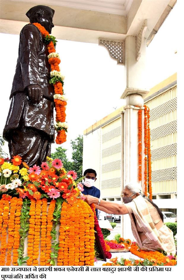 The Governor paid tribute to Mahatma Gandhi and Lal Bahadur Shastri on their birth anniversary/राज्यपाल ने महात्मा गांधी एवं लाल बहादुर शास्त्री को उनकी जयन्ती पर श्रद्धांजलि अर्पित की 