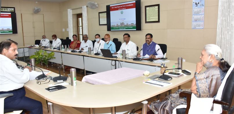  Governor reviewed the NAAC presentation of Chandrashekhar Azad Agricultural and Technological University, Kanpur/राज्यपाल जी ने चन्द्रशेखर आजाद कृषि एवं प्रौद्योगिक विश्वविद्यालय, कानपुर के नैक प्रस्तुतीकरण का अवलोकन किया