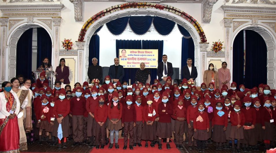 The Governor distributed study material to 137 students of Primary School, Arjunganj/राज्यपाल ने प्राथमिक विद्यालय अर्जुनगंज के कुल 137 बच्चों को पठन-पाठन सामग्री वितरित की