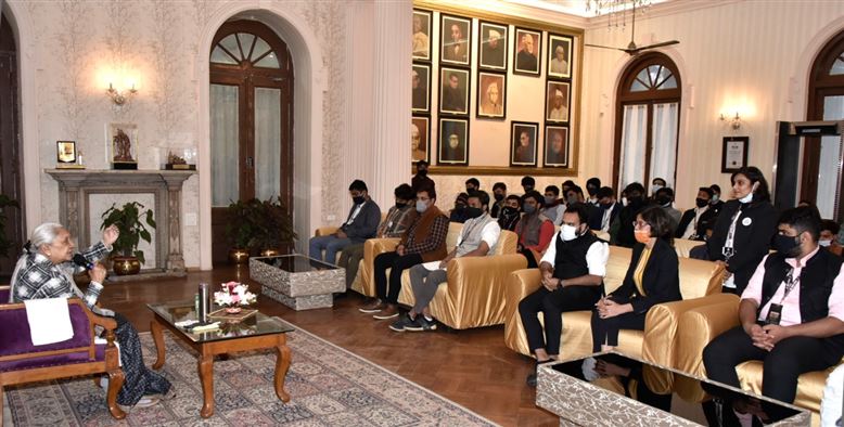 The Governor today met the students who are touring the country. /राज्यपाल ने आज छात्र संसद से जुड़कर देश भ्रमण कर रहे छात्रों से मुलाकात की