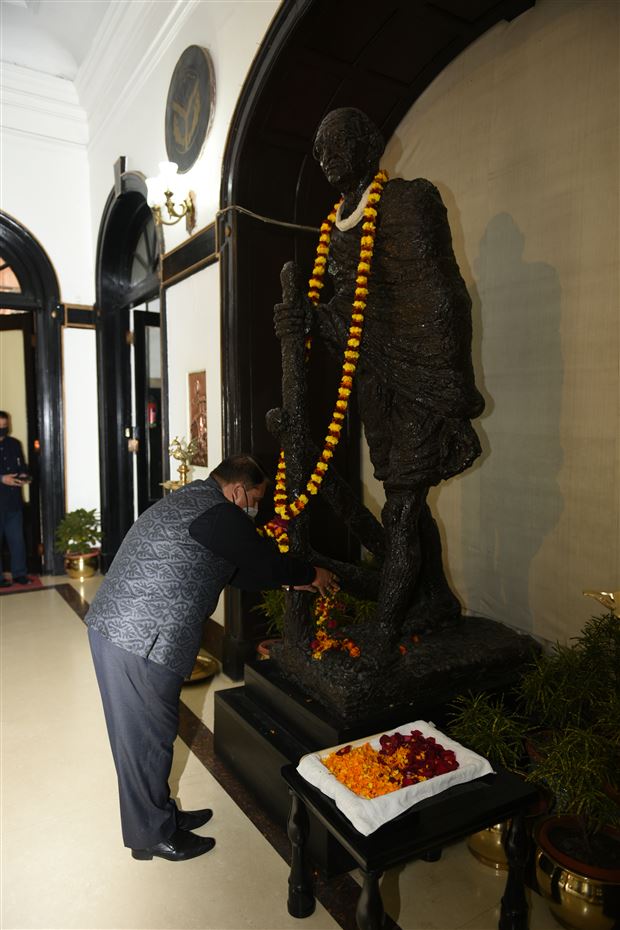 Additional Chief Secretary to Governor pays tribute to Mahatma Gandhi on Martyrs&apos; Day/राज्यपाल के अपर मुख्य सचिव ने शहीद दिवस पर महात्मा गांधी को श्रद्धांजलि अर्पित की