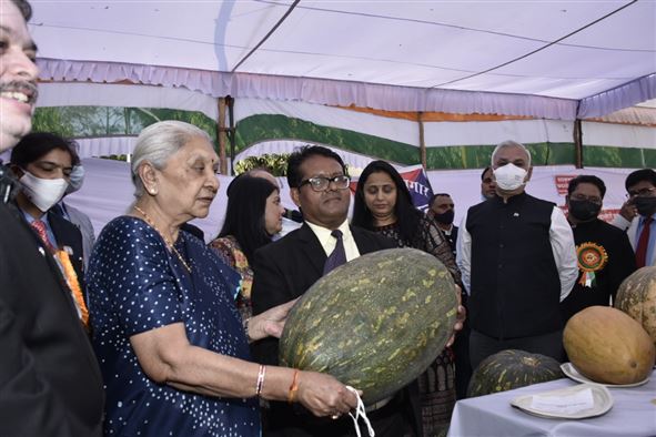 The Governor inaugurated three-day Fruit, Vegetable and Flower Show at Raj Bhavan./राज्यपाल ने राजभवन में आयोजित त्रिदिवसीय प्रादेशिक फल, शाक-भाजी एवं पुष्प प्रदर्शनी का किया उद्घाटन
