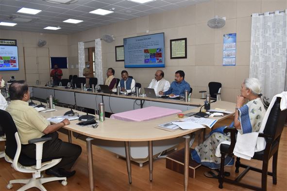 The Governor reviewed the presentation of State Technical Universities/राज्यपाल ने प्रदेश के प्राविधिक विश्वविद्यालयों के प्रस्तुतिकरण का अवलोकन किया