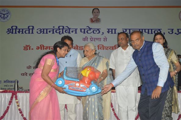 The Governor distributed essentials to make Anganwadi centers in Agra convenient./राज्यपाल ने आगरा में आंगनवाड़ी केन्द्रों को सुविधा सम्पन्न बनाने हेतु सामग्री वितरित की