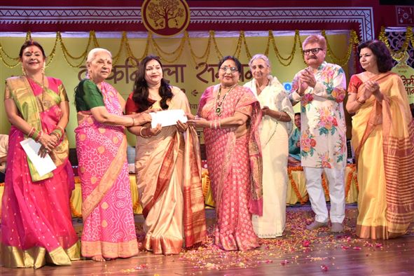 The Governor honored folk singer Padma Bhushan Dr. Sharda Sinha with Lok Nirmala Samman./राज्यपाल ने लोक गायिका पद्म भूषण डॉ शारदा सिन्हा को लोकनिर्मलासम्मान से सम्मानित किया