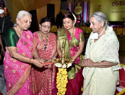 The Governor honored folk singer Padma Bhushan Dr. Sharda Sinha with Lok Nirmala Samman./राज्यपाल ने लोक गायिका पद्म भूषण डॉ शारदा सिन्हा को लोकनिर्मलासम्मान से सम्मानित किया