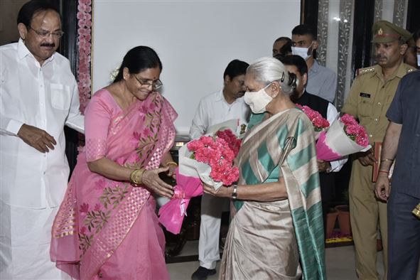 The Governor and the Chief Minister welcomed the Hon. Vice-President on his arrival at Lucknow and Raj Bhavan./उप-राष्ट्रपति का लखनऊ एवं राजभवन आगमन पर राज्यपाल एवं मुख्यमंत्री ने स्वागत एवं अभिनंदन किया