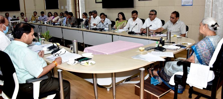 The Governor held a review meeting on the matters related to personnel of the State Universities./राज्यपाल ने प्रदेश के विश्वविद्यालयों के कार्मिक प्रकरणों पर समीक्षा बैठक ली
