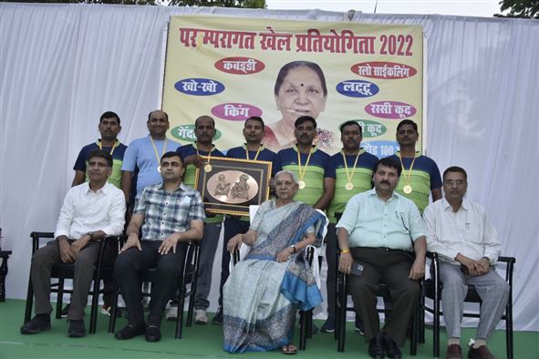  The Governor honored the winners of the “Raj Bhavan Traditional Sports Competition 2022”./राज्यपाल ने राजभवन परम्परागत खेल प्रतियोगिता 2022 के विजयी खिलाड़ियों को सम्मानित किया