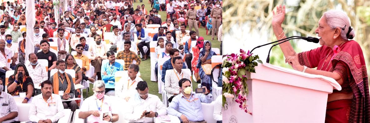 Labor facilitation camp organized in Raj Bhavan following inspiration from Hon&apos;ble Governor/राज्यपाल की प्रेरणा से राजभवन में लगा श्रमिक सुविधा शिविर