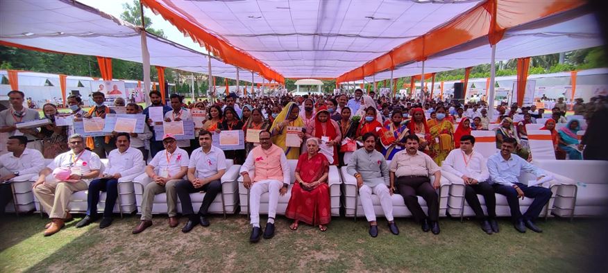 Labor facilitation camp organized in Raj Bhavan following inspiration from Hon&apos;ble Governor/राज्यपाल की प्रेरणा से राजभवन में लगा श्रमिक सुविधा शिविर
